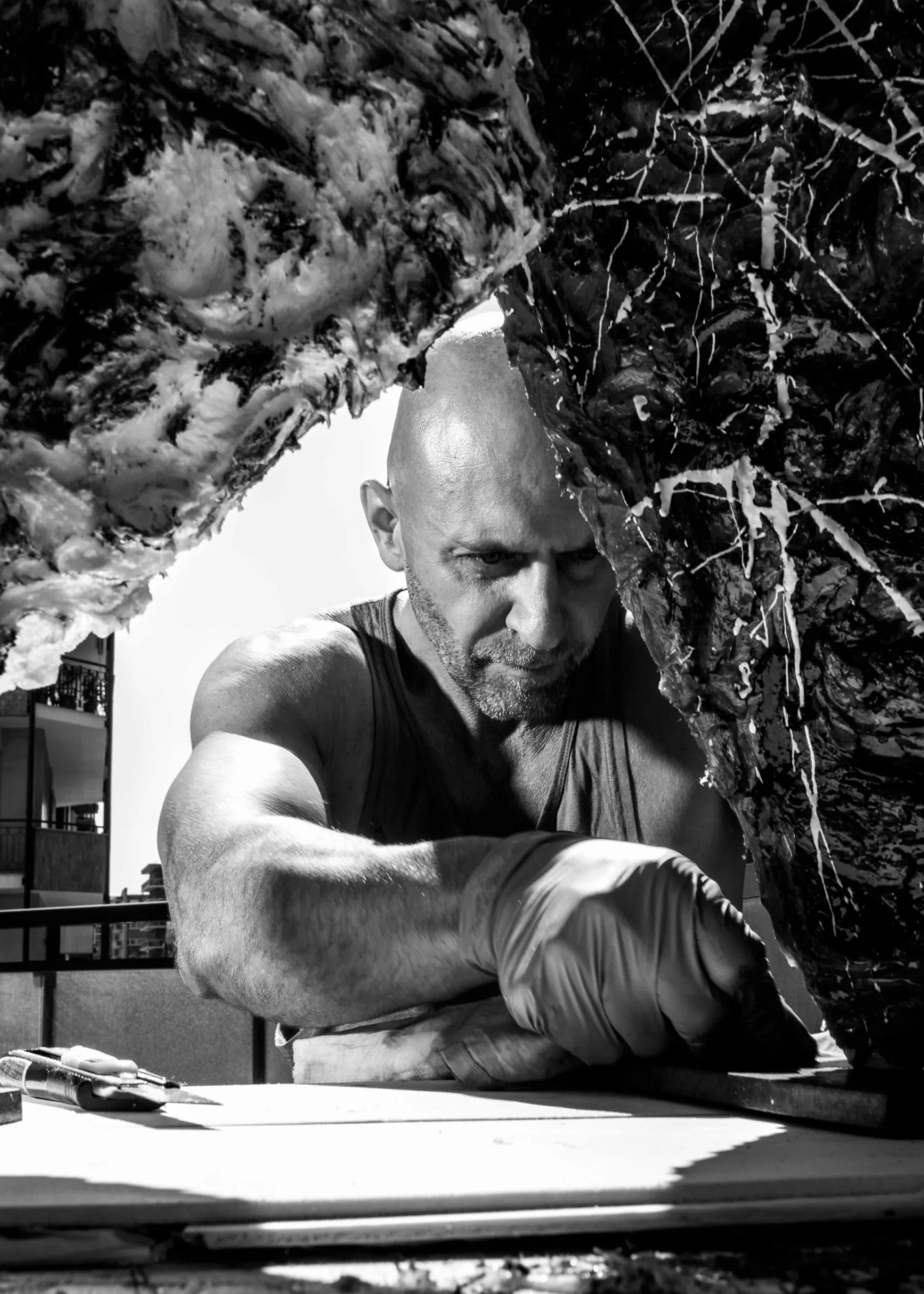 Cesare Catania al lavoro ravvicinato su un opera scultorea