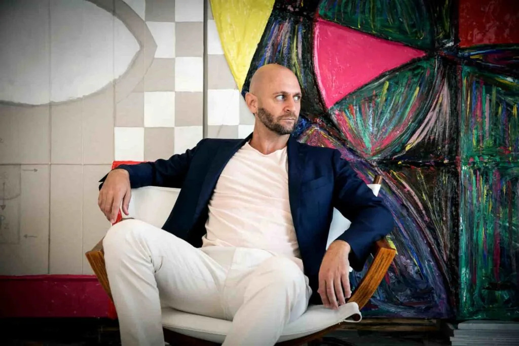 Ritratto seduto di Cesare Catania in studio