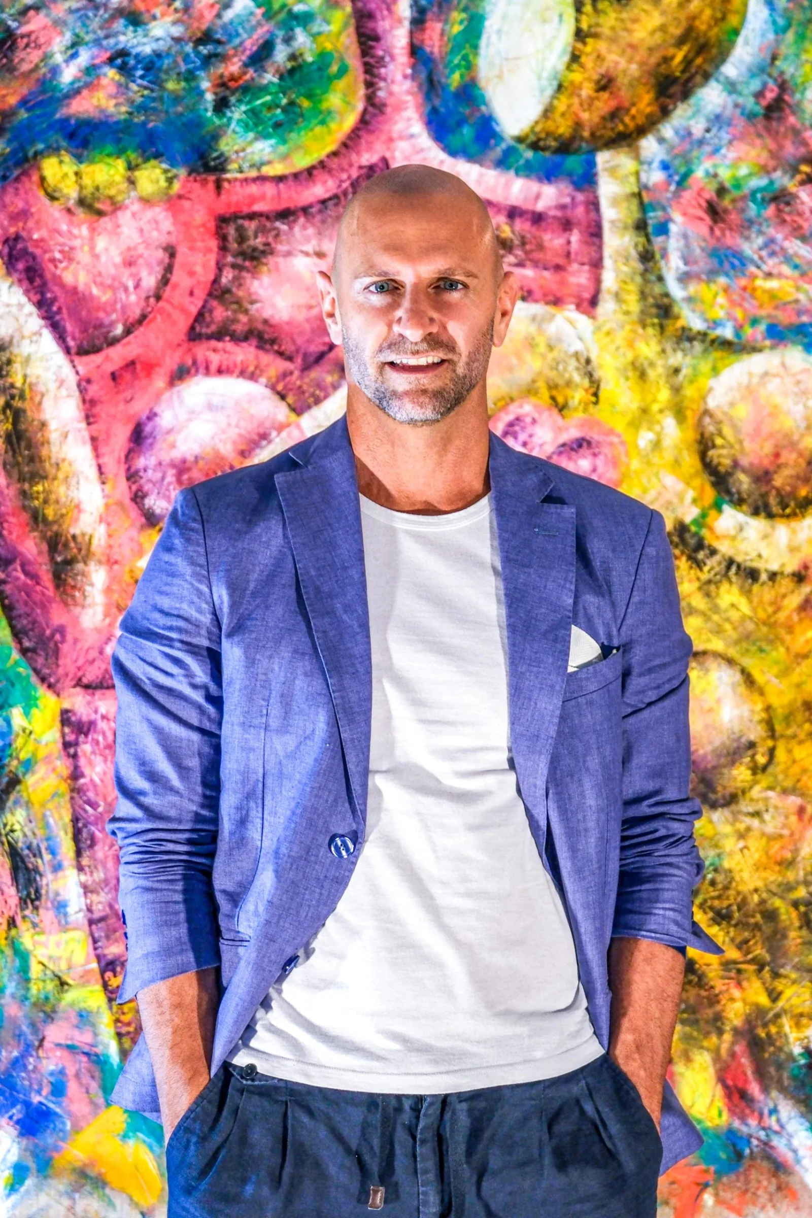 Cesare Catania durante un vernissage davanti a una sua opera